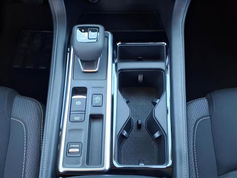 Used 2024 Nissan Pathfinder SV image 25