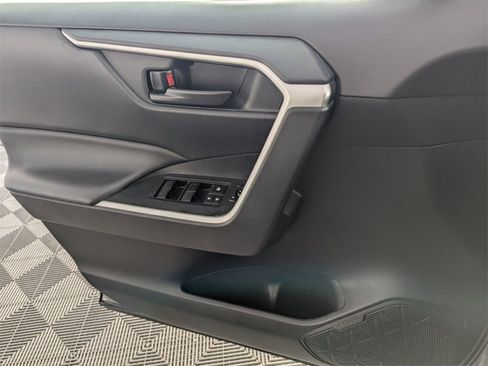 Used 2022 Toyota RAV4 LE image 27