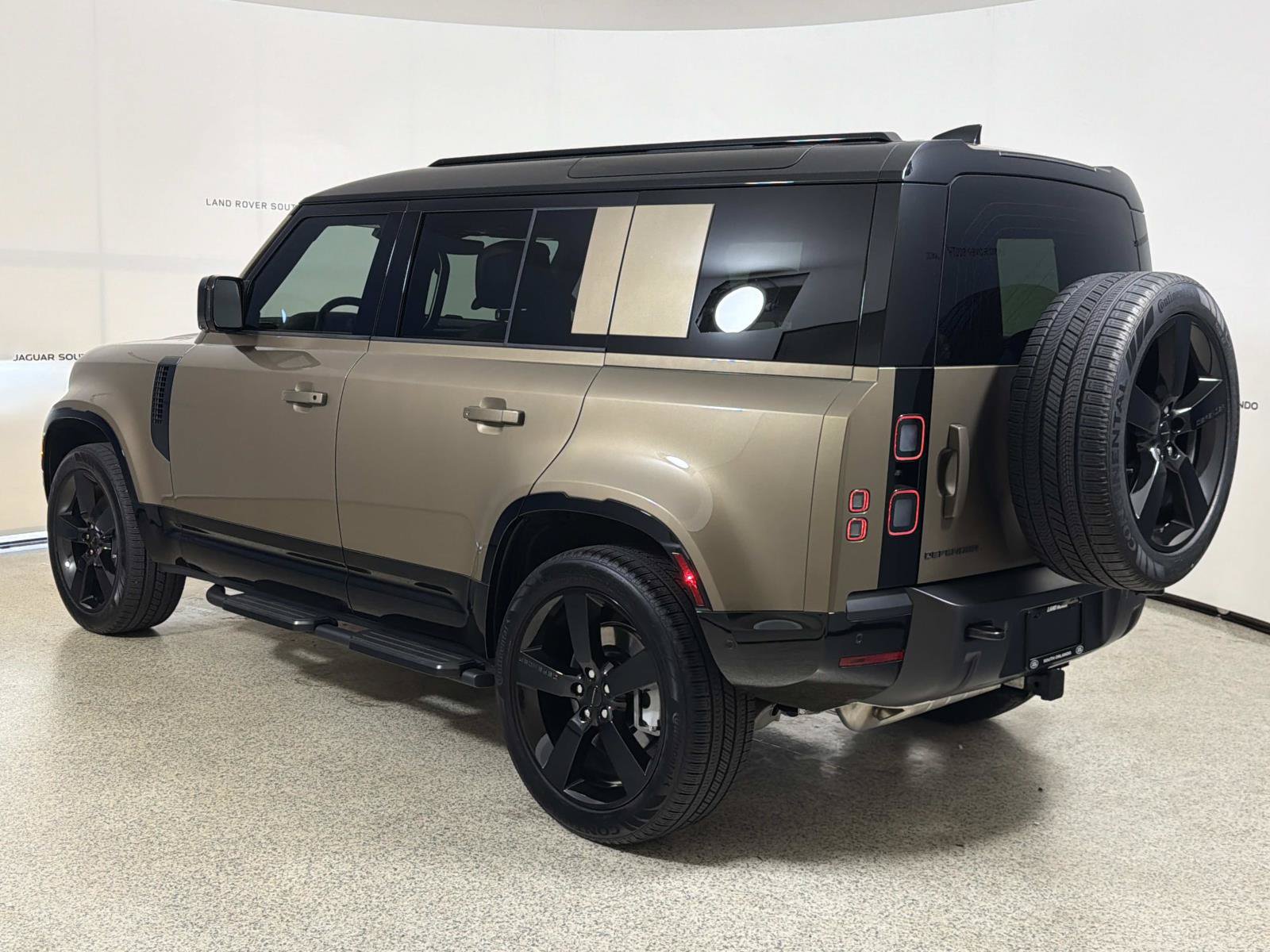 Used 2026 Land Rover Defender 110 X-Dynamic SE AWD/4WD image 3