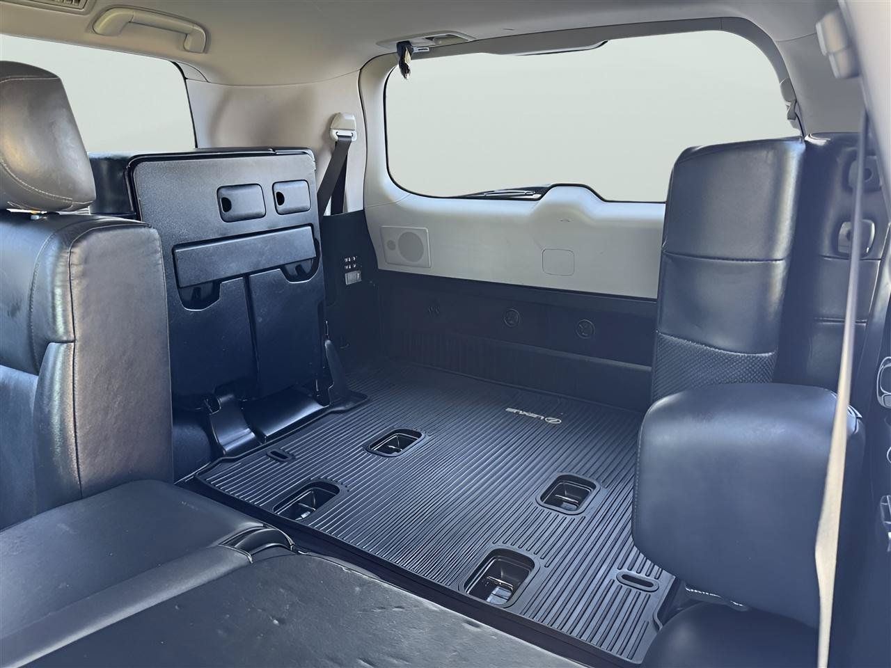 Used 2011 Lexus LX 570 4WD w/ Luxury Pkg image 17