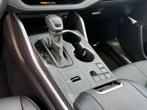 Used 2025 Toyota Highlander XLE FWD image 17