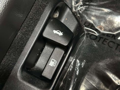 Used 2022 Toyota Corolla LE image 9