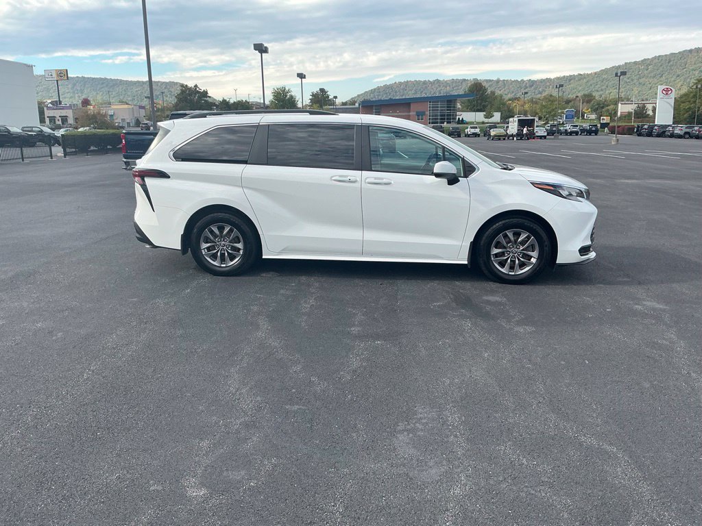 Used 2024 Toyota Sienna LE AWD/4WD image 4