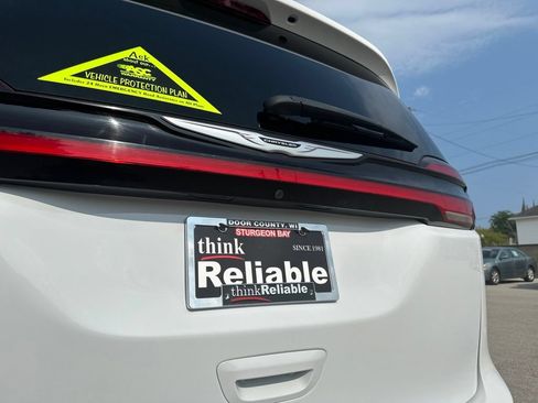 Used 2023 Chrysler Pacifica Touring-L FWD image 12