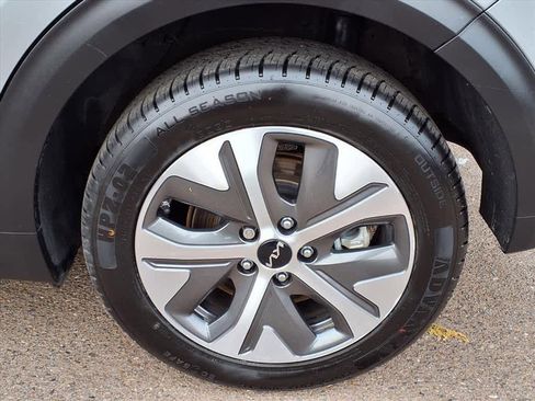 Used 2022 Kia Niro EX image 8