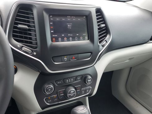 Used 2020 Jeep Cherokee Latitude Plus w/ Comfort/Convenience Group FWD image 25