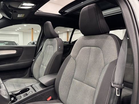 Used 2025 Volvo XC40 B5 Core image 22