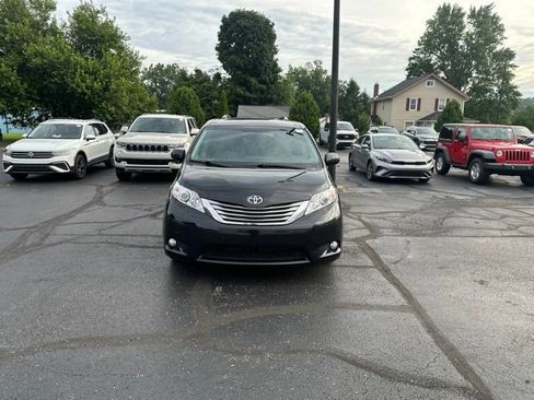 Used 2017 Toyota Sienna XLE w/ XLE Navigation Package FWD image 2
