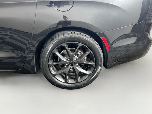 Used 2023 Chrysler Pacifica Touring-L w/ S Appearance Package FWD image 11