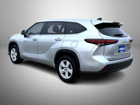 Used 2024 Toyota Highlander LE image 7