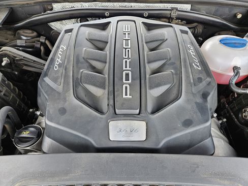 Used 2017 Porsche Macan Turbo AWD/4WD image 30