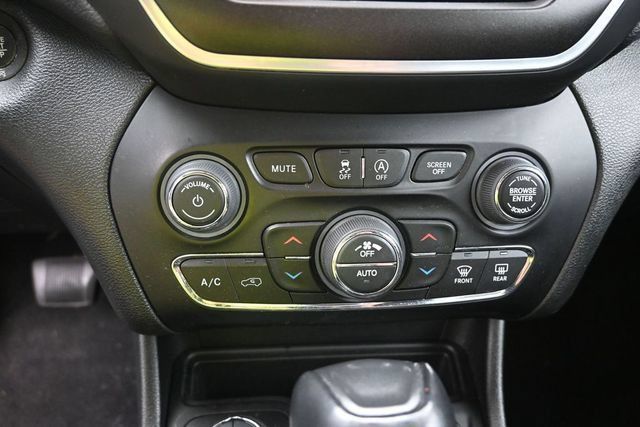 Used 2022 Jeep Cherokee Trailhawk AWD/4WD image 23