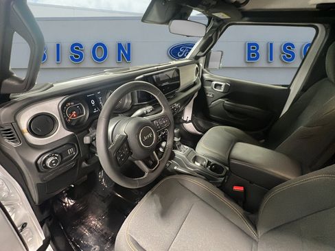Used 2025 Jeep Gladiator Willys image 17