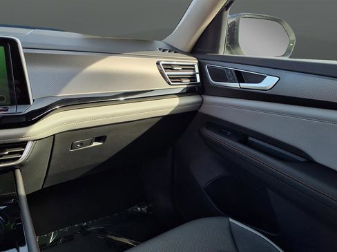 Used 2024 Volkswagen Atlas Peak Edition SE image 25