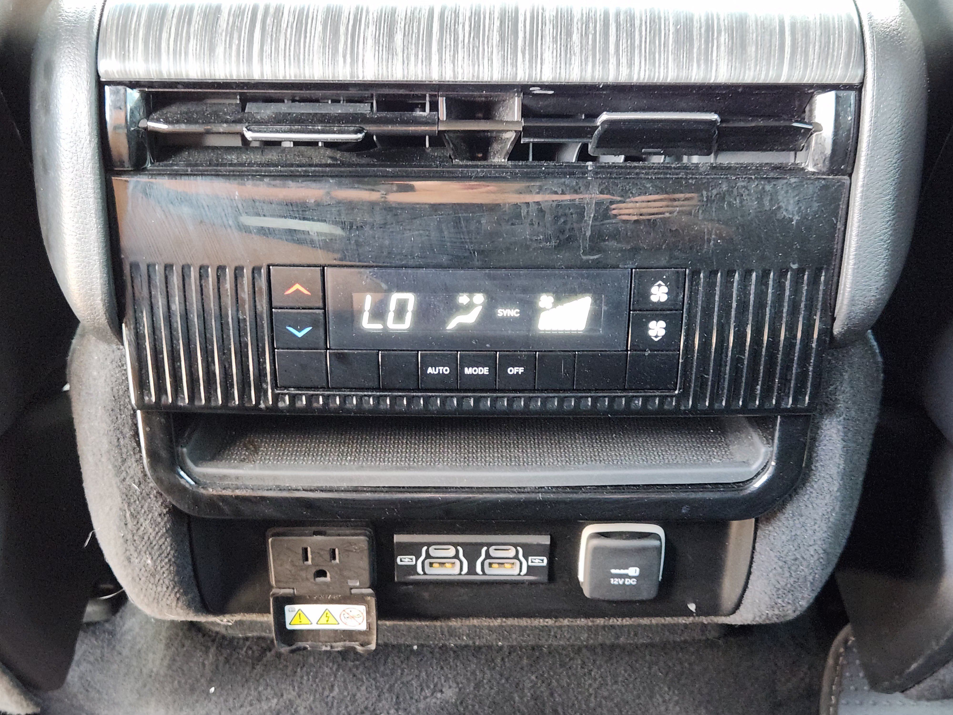 Used 2024 Jeep Wagoneer Series II w/ Flexible Seating Group RWD image 30