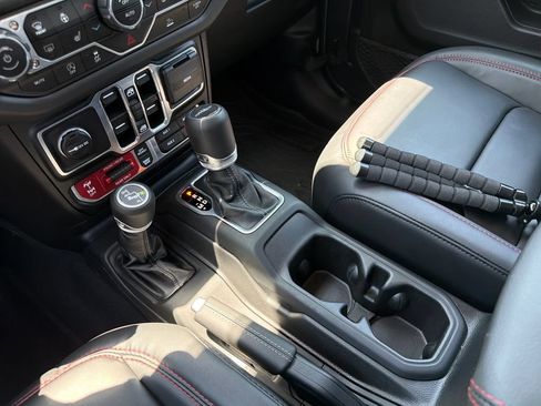 Used 2025 Jeep Gladiator Rubicon w/ Convenience Group AWD/4WD image 26