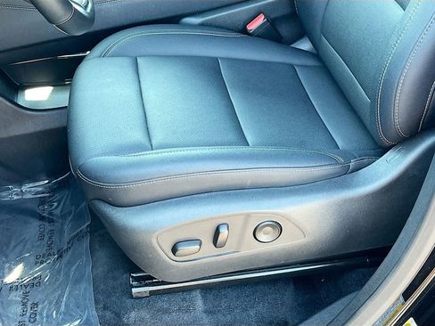 Used 2025 Chevrolet Traverse LT FWD image 13