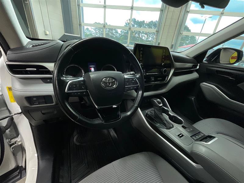 Used 2021 Toyota Highlander LE FWD image 13