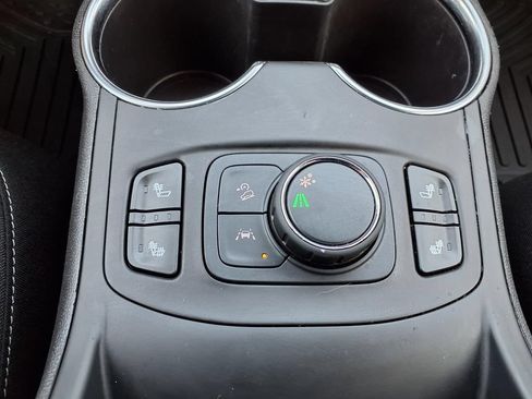 Used 2024 GMC Terrain SLE w/ Driver Convenience Package FWD image 10