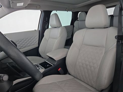 Used 2023 Mitsubishi Outlander SEL image 25