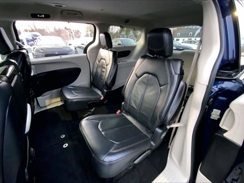 Used 2017 Chrysler Pacifica Touring-L Plus image 19