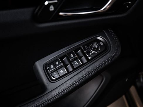 Certified 2026 Porsche Macan AWD/4WD image 22