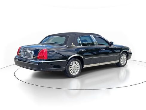 Used 2004 Lincoln Town Car Signature RWD image 4