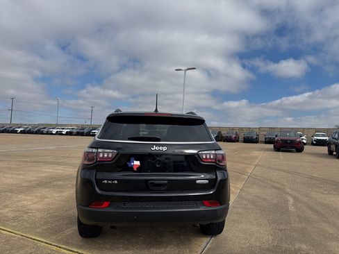 Used 2025 Jeep Compass Latitude image 17