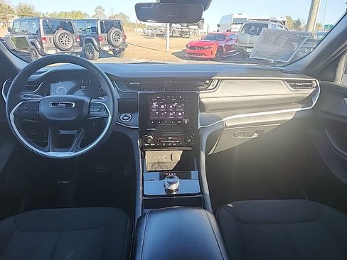 Certified 2025 Jeep Grand Cherokee Laredo image 3