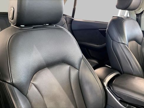 Used 2019 Audi Q8 Prestige w/ Luxury Package AWD/4WD image 9