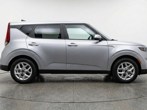 Used 2025 Kia Soul LX w/ LX Technology Package FWD image 11