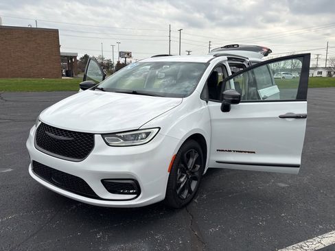 Used 2024 Chrysler Pacifica Touring-L w/ Road Tripper Package FWD image 13