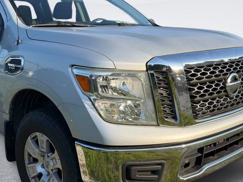 Used 2017 Nissan Titan SV RWD image 4