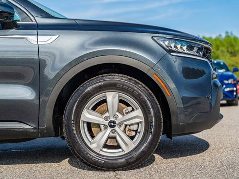Used 2023 Kia Sorento LX image 9