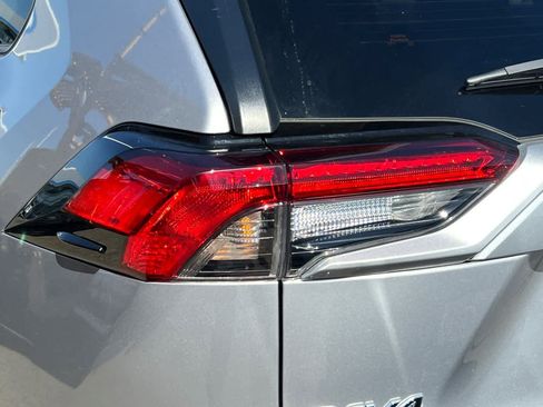 Used 2021 Toyota RAV4 LE AWD/4WD image 20