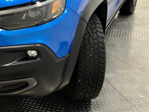 Used 2019 Jeep Cherokee Trailhawk AWD/4WD image 39