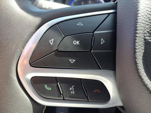Used 2024 Chrysler Pacifica Touring-L FWD image 19