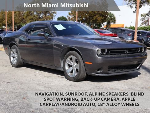 Used 2019 Dodge Challenger SXT image 1