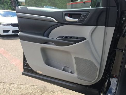 Used 2018 Toyota Highlander Limited FWD image 18