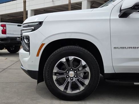 Used 2025 Chevrolet Suburban LT w/ Comfort Package image 9