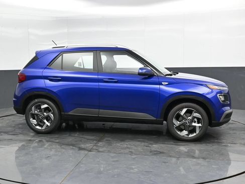 Used 2025 Hyundai Venue SEL FWD image 4