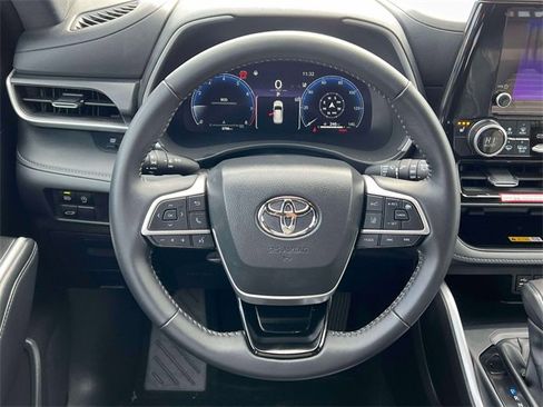 Certified 2025 Toyota Highlander XSE image 18