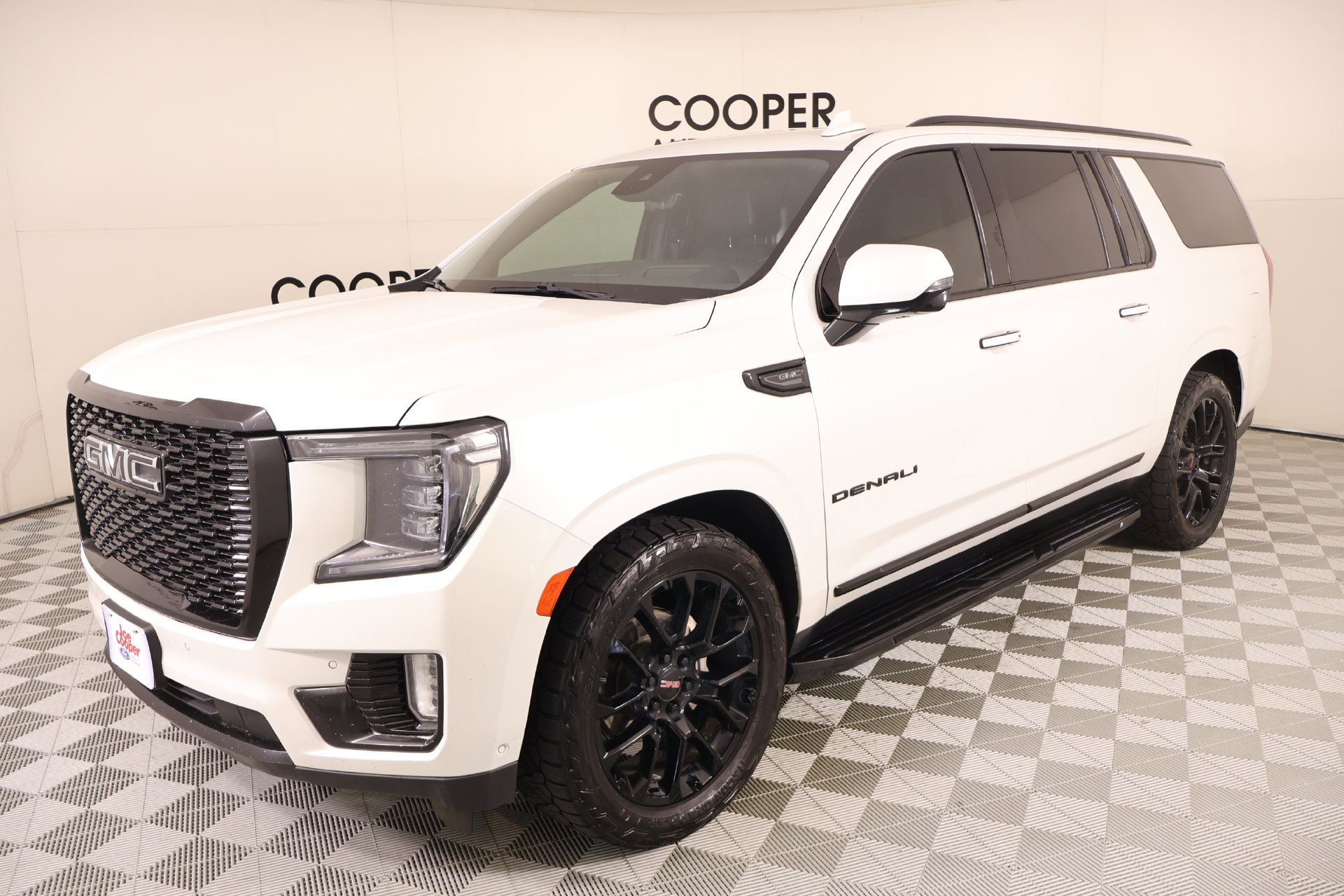 Used 2023 GMC Yukon XL Denali w/ Advanced Technology Package AWD/4WD image 11
