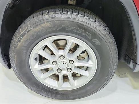 Used 2018 Jeep Grand Cherokee Laredo RWD image 33