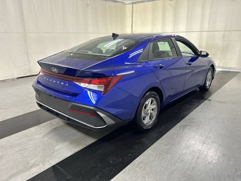 Used 2025 Hyundai Elantra SE FWD image 2
