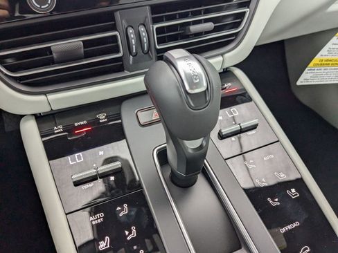 Certified 2025 Porsche Macan image 20