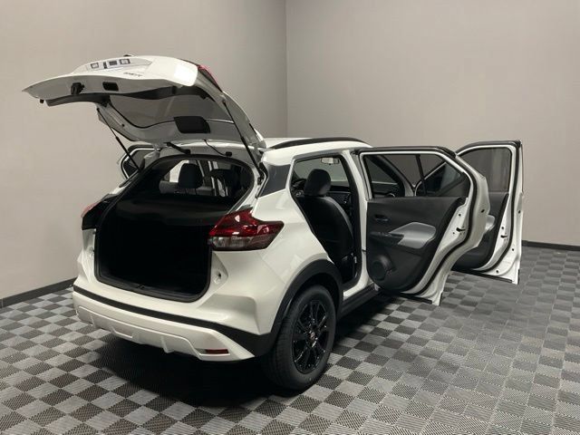 Used 2023 Nissan Kicks SR w/ SR Premium Package FWD image 28