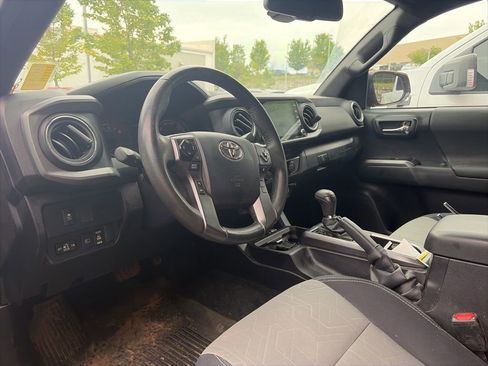 Used 2022 Toyota Tacoma TRD Off-Road AWD/4WD image 9