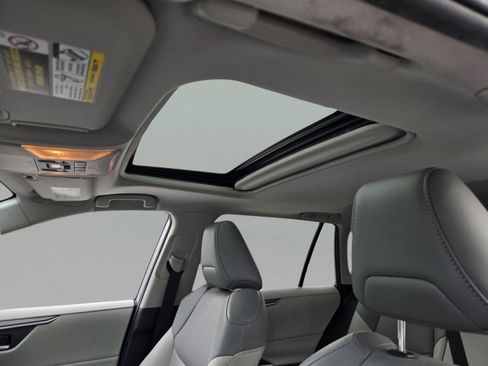 Used 2019 Toyota RAV4 XLE Premium FWD image 27