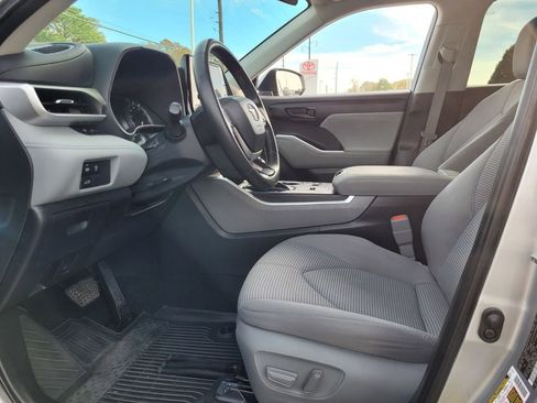 Certified 2024 Toyota Highlander LE image 4